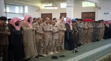 نائب أمير مكة يتقدم جموع المصلين في صلاة الغائب على مفتي المملكة بجدة